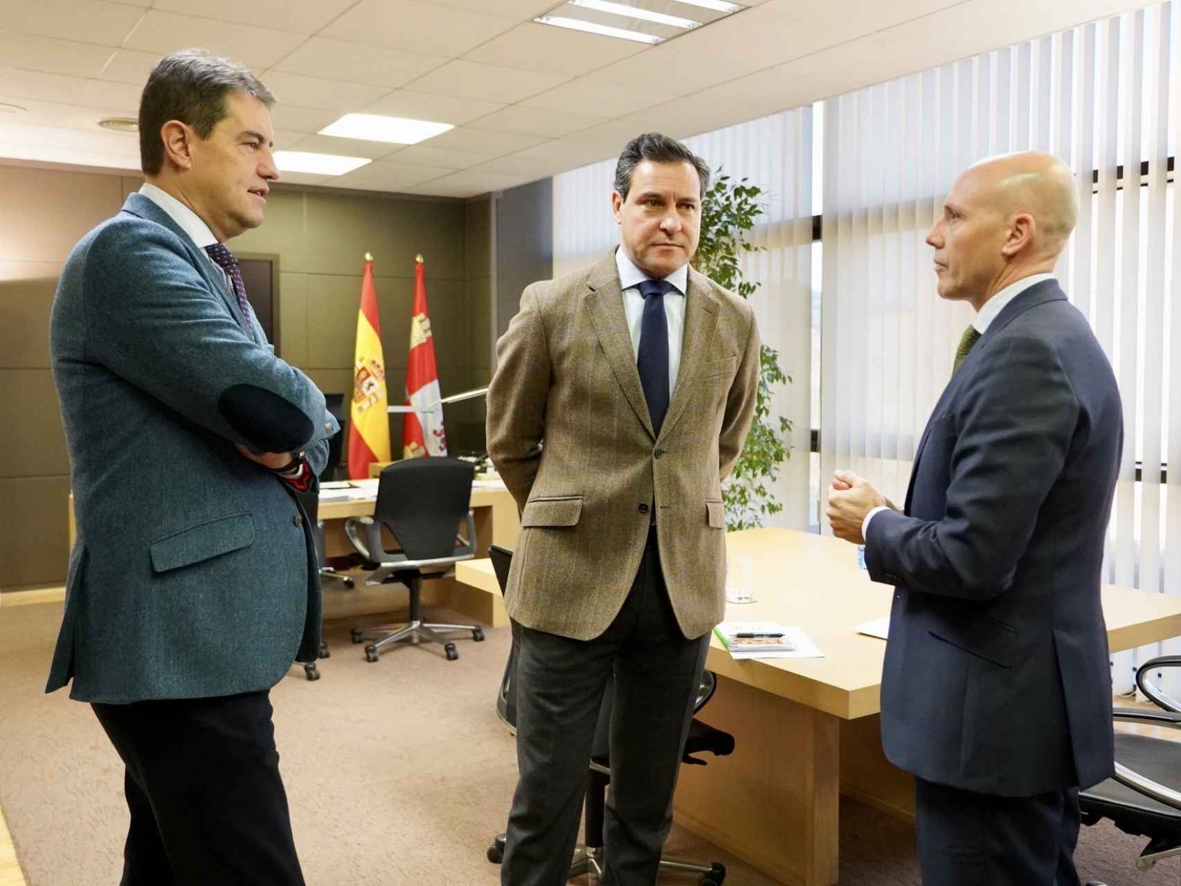 El viceportavoz y portavoz del Grupo Popular, Ángel Ibáñez y Raúl de la Hoz, durante su reunión con el portavoz de Vox, Carlos Menéndez, este jueves en las Cortes.