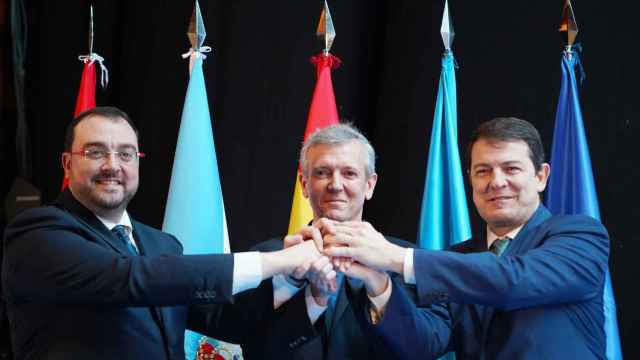 El presidente de Asturias, Adrián Barbón, el de Galicia, Alfonso Rueda, y el de Castilla y León, Alfonso Fernández Mañueco, durante el foro sobre el Corredor Atlántico.