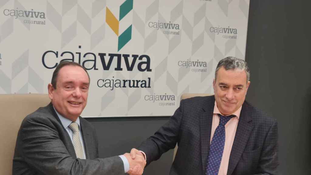 Firma del convenio de Cajaviva Caja Rural y el Colegio de Médicos de Burgos.