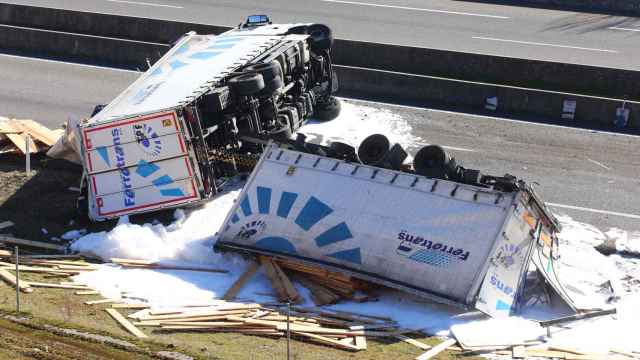 Imagen del camión volcado en la A-6 en Almázcara.