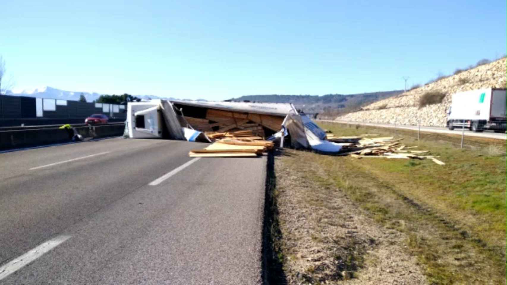 Vídeo del accidente de un camión en la A-6 en la provincia de León