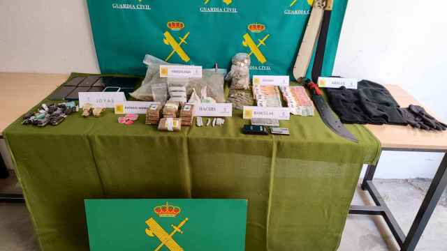 Imagen de la droga y el dinero intervenido por la Guardia Civil de Soria.