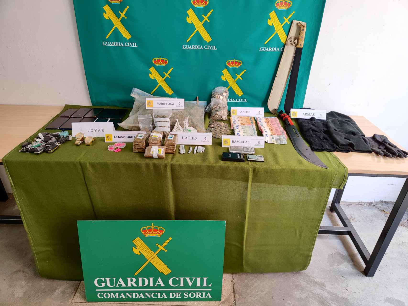 Imagen de la droga y el dinero intervenido por la Guardia Civil de Soria.