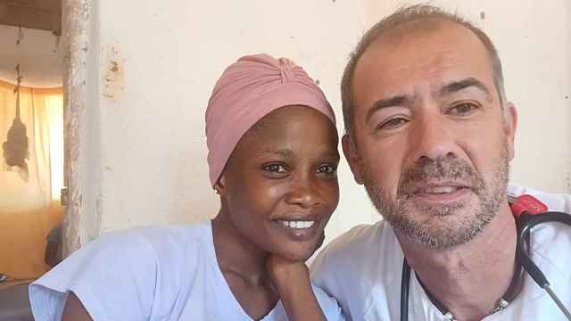 Óscar en Gambia junto a una mujer africana