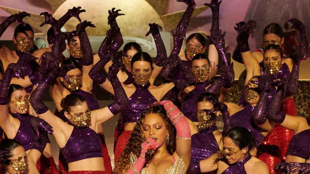 Beyoncé interpretando su tema 'Drunk in love' en Dubái.