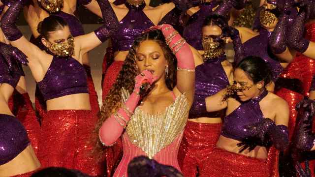 Beyoncé interpretando su tema 'Drunk in love' en Dubái.