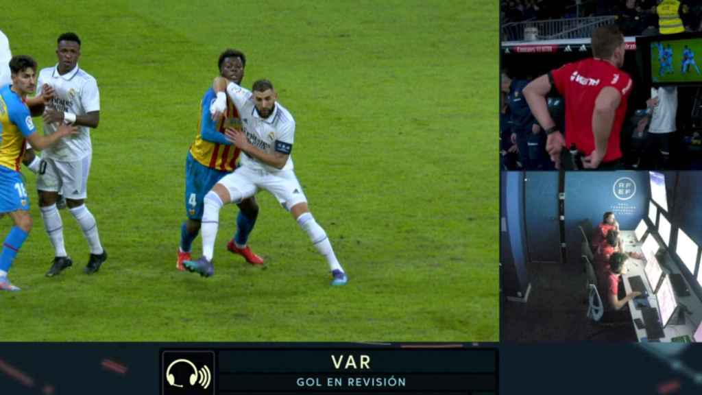 Gol anulado al Real Madrid por falta previa de Benzema que vio el VAR