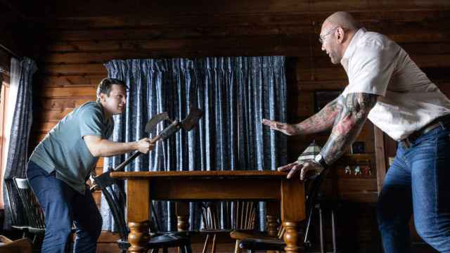 Jonathan Groff y el actor y luchador Dave Bautista en 'Llaman a la puerta'