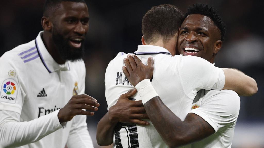 Vinicius, recibe las felicitaciones de sus compañeros tras el gol.
