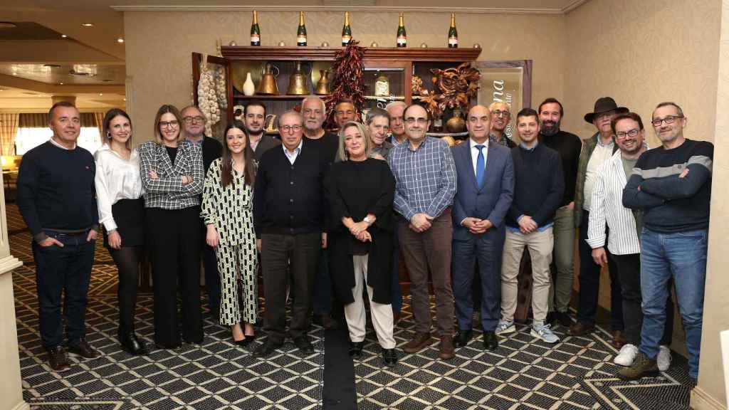 El equipo de dirección, redacción, fotografía y colaboradores de EL ESPAÑOL - EL DIGITAL CLM durante la celebración del 17º aniversario.