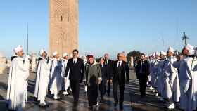 El presidente Sánchez, junto a una comitiva marroquí, al ir a visitar el mausoleo de Mohammed V, este jueves en Rabat.