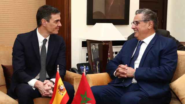 Pedro Sánchez, presidente del Gobierno, junto a Aziz Ajanouch, primer ministro de Marruecos, reunidos en Rabat.