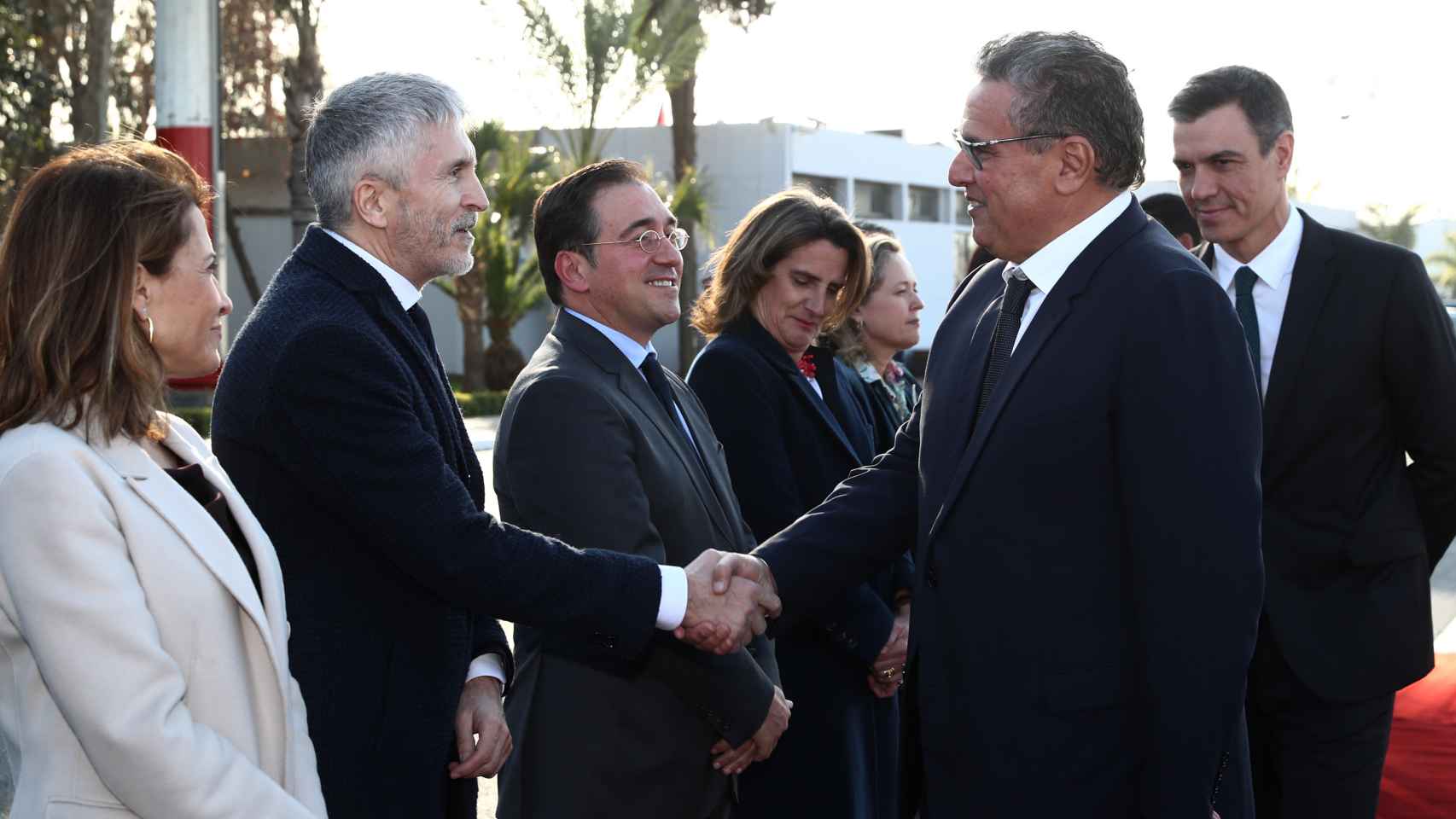 Aziz Janouch, primer ministro marroquí, saluda a Marlaska y a Albares, en presencia del presidente Pedro Sánchez.