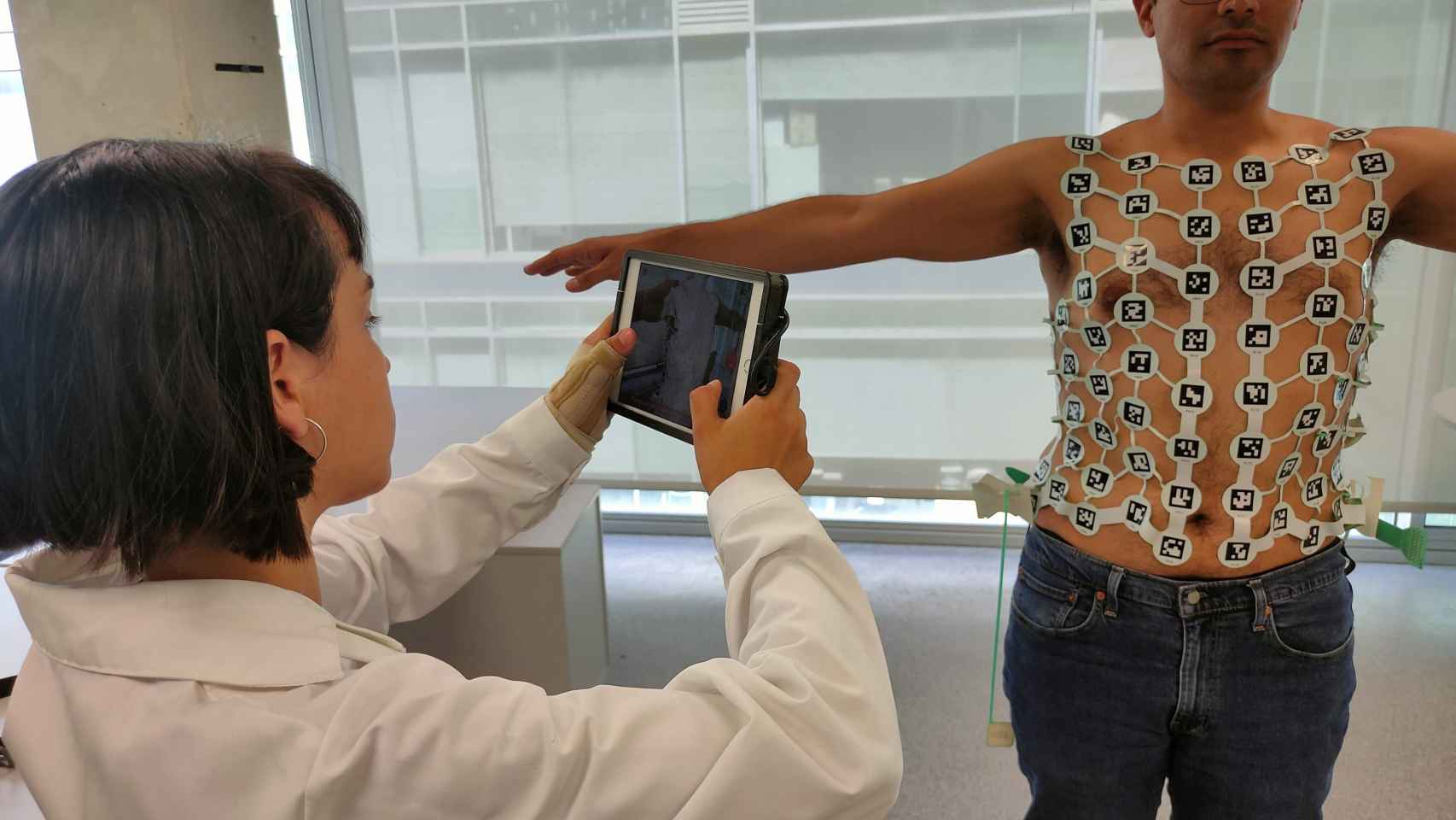 Un paciente con los electrodos de registro de Corify Care colocados y el sistema de escaneado desarrollado por la 'spin-off'.