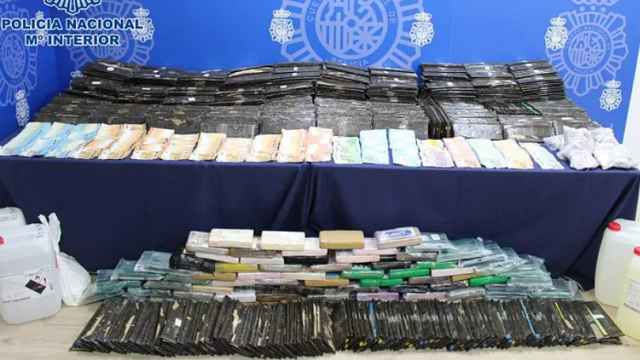 La cocaína y el dinero incautados por la Policía Nacional.