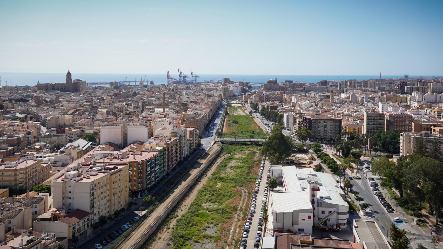 Vista del cauce del Guadalmedina en Málaga y de los viales existentes en sus dos márgenes.