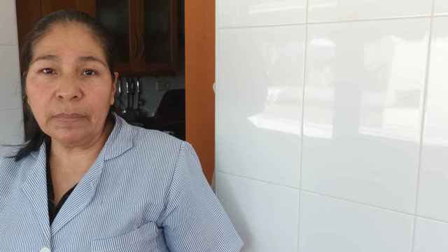 La ecuatoriana Lili, víctima de una tentativa de homicidio por motivos racistas, este miércoles, trabajando en la casa de una anciana a la que cuida en Cartagena.