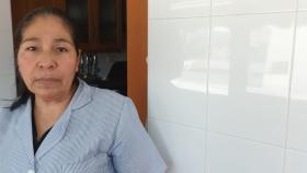 La ecuatoriana Lili, víctima de una tentativa de homicidio por motivos racistas, este miércoles, trabajando en la casa de una anciana a la que cuida en Cartagena.