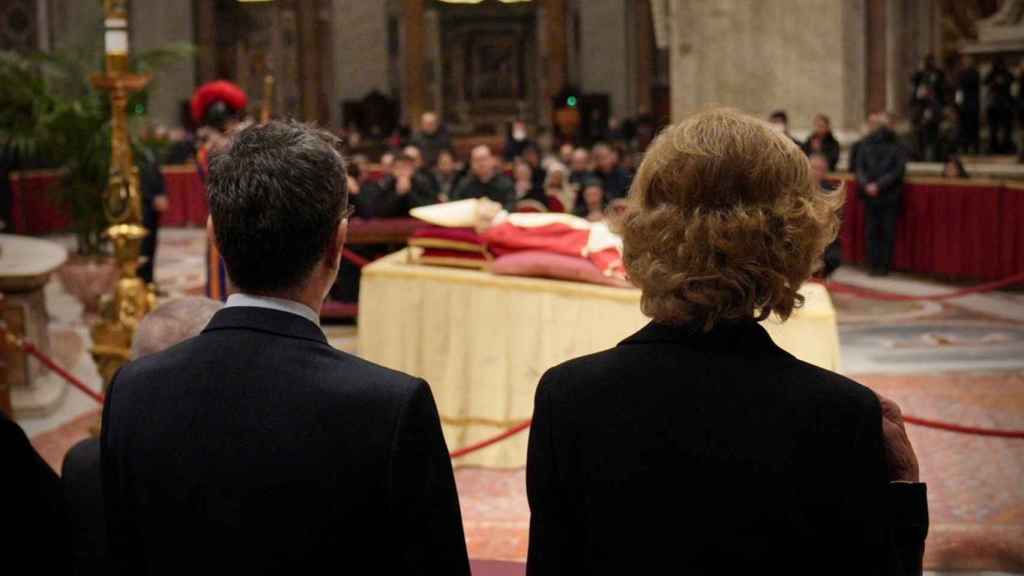 La reina Sofía en la capilla ardiente del papa emérito Benedicto XVI en Roma.