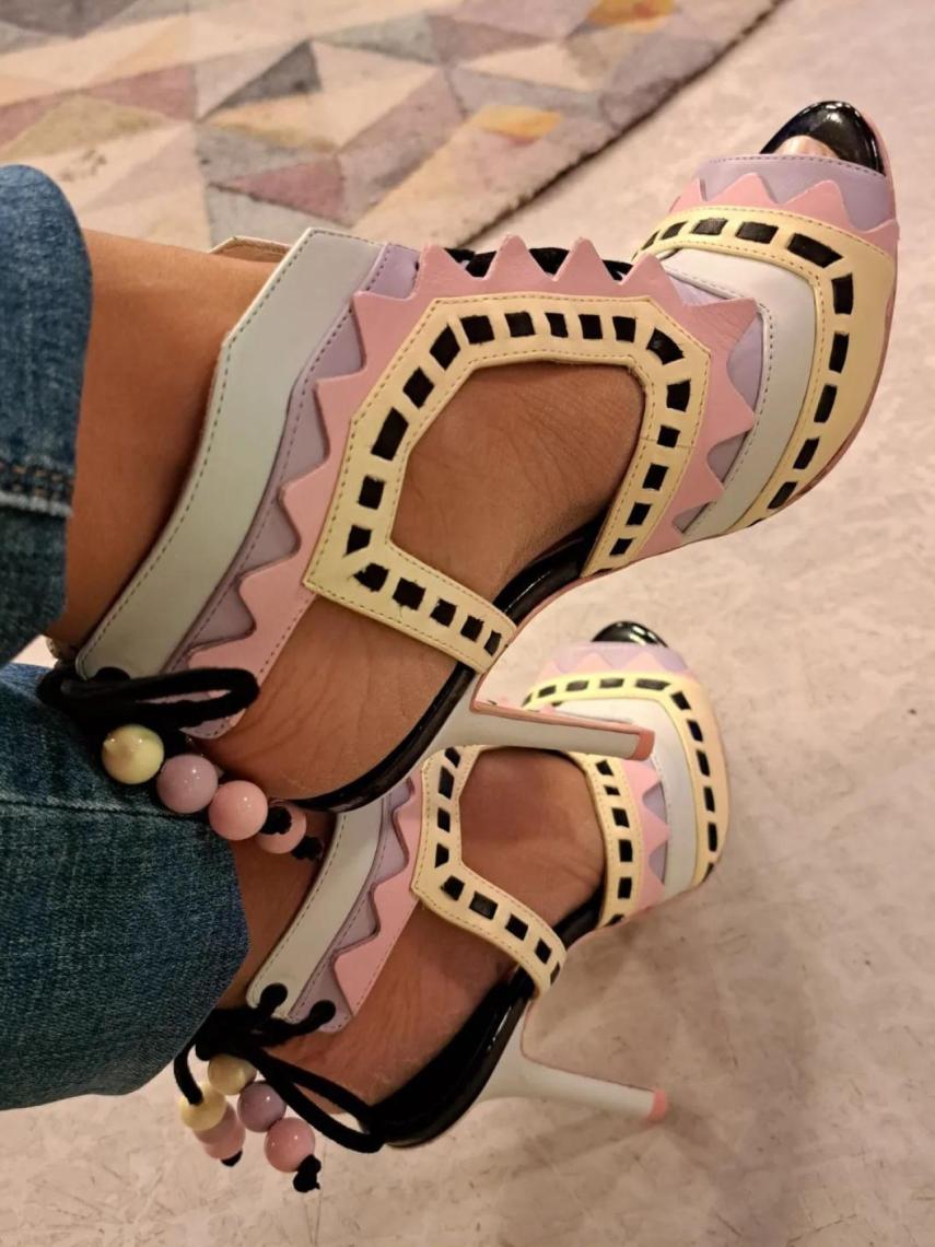 Primer plano de los zapatos de Adela.
