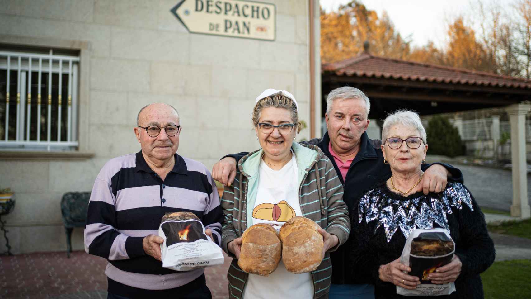 Carlos Manuel Rodríguez, Rosa María Villarino, José Antonio Rodríguez e Isaura Fernández, dos generaciones de panaderos del Forno do Carlos.
