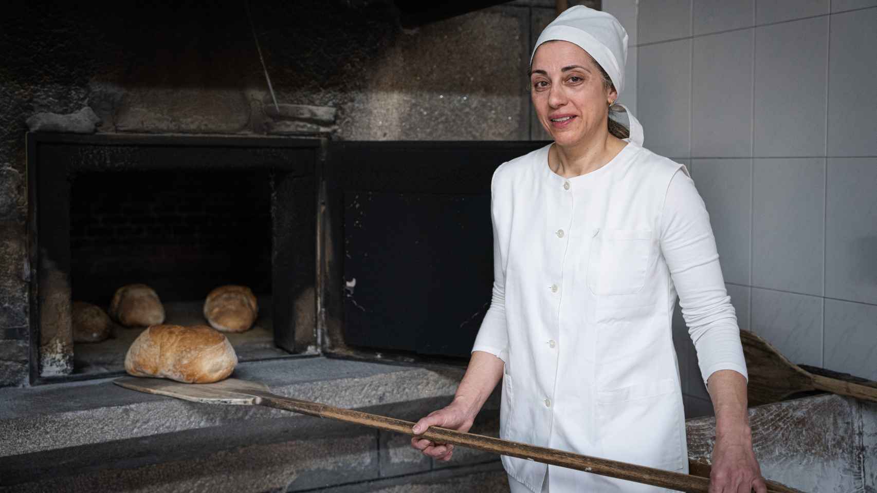 Rosa María Delafuente, panadera del obrador Forno do Calviño, uno de los 13 'fornos' de la I.G.P.