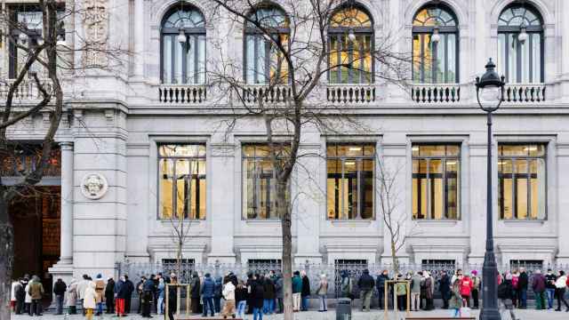 Decenas de personas hacen cola para contratar Letras del Tesoro, en el Banco de España, a 3 de febrero de 2023, en Madrid (España).
