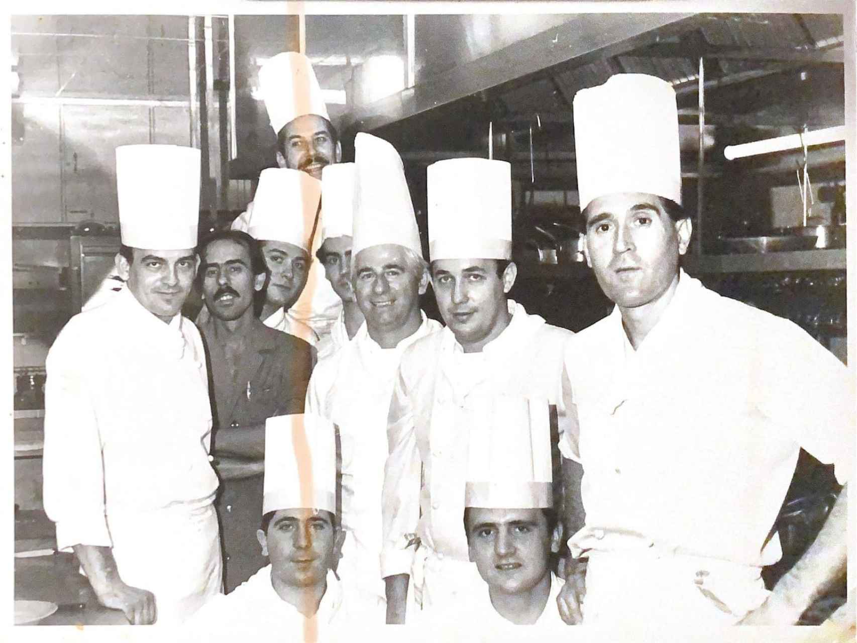 Benjamín Urdaín rodeado de su equipo de cocineros a finales de los 80.