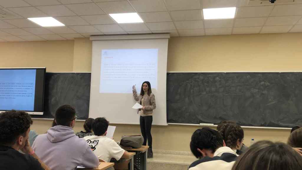 La docente Patricia García Muñoz durante una clase en la Universidad Politécnica de Madrid.