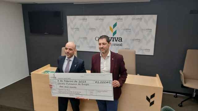 Momento de la entrega de 2.000 euros por parte de Cajaviva a Cáritas Burgos.