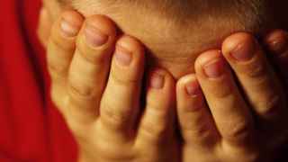 Por qué los médicos te miran las uñas: estas son las enfermedades que se ocultan tras sus marcas