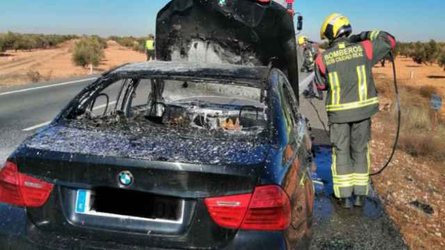 Incendio en un vehículo. Foto: Twitter @Emergencia1006.