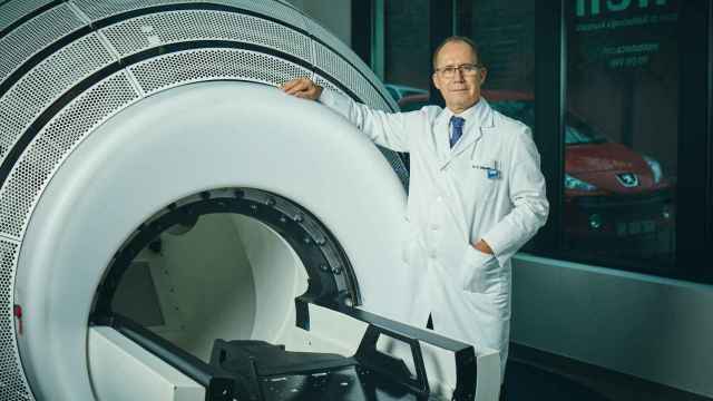 Dr. Kita Sallabanda Diaz, neurocirujano, junto a la máquina ZAP-X, que ha demostrado eliminar las metástasis del cerebro en un 100%.