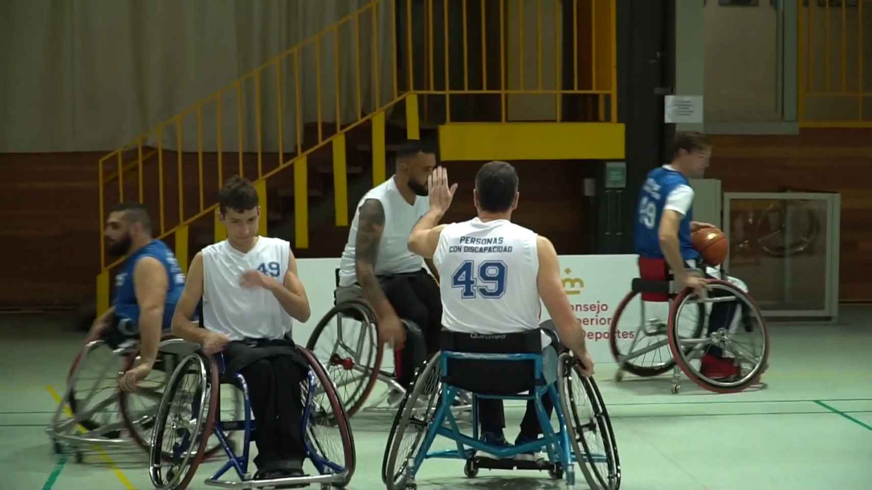 Sánchez, un jugador más en un partido de baloncesto en silla de ruedas