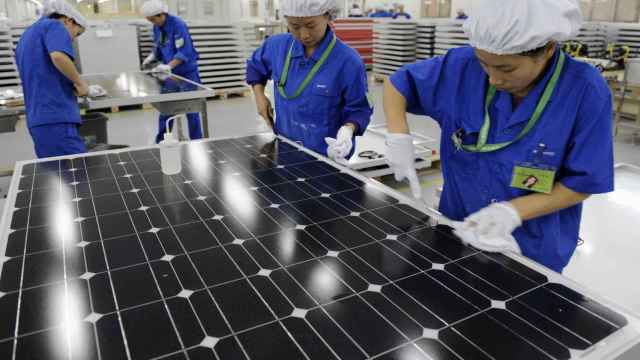 Fabricación de un panel solar en China.