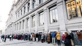 Decenas de personas hacen cola para contratar Letras del Tesoro en el Banco de España.