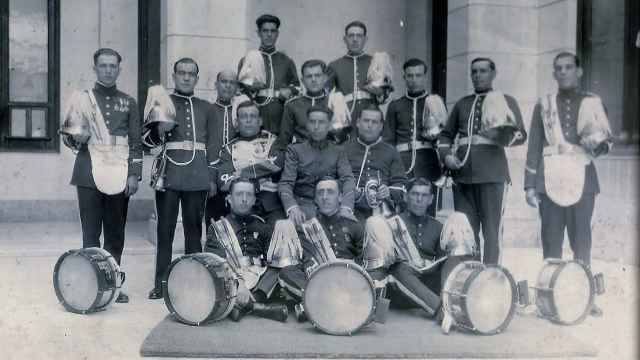 Imagen histórica de la banda de cornetas y tambores de Bomberos (1932).