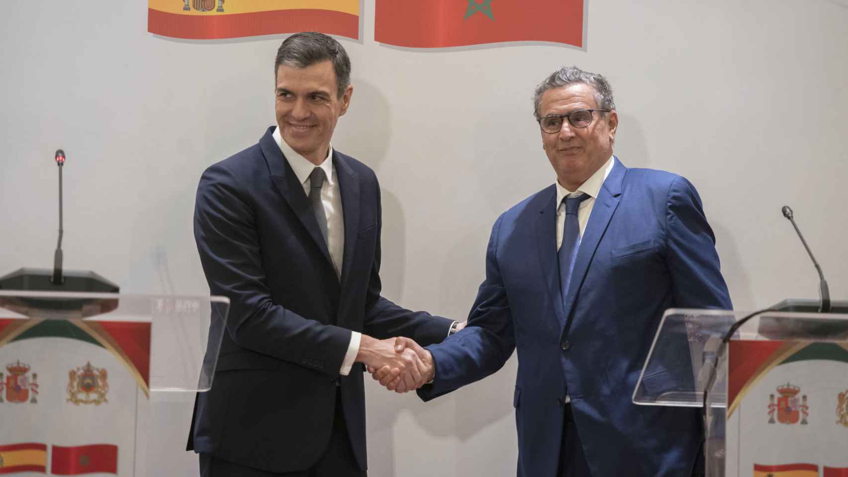 Pedro Sanchez se da la mano con el primer ministro marroquí, Aziz Ajanuch.