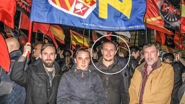 Denis Gariyev señalado con un círculo blanco, en una manifestación en Madrid con Democracia Nacional y Falange.