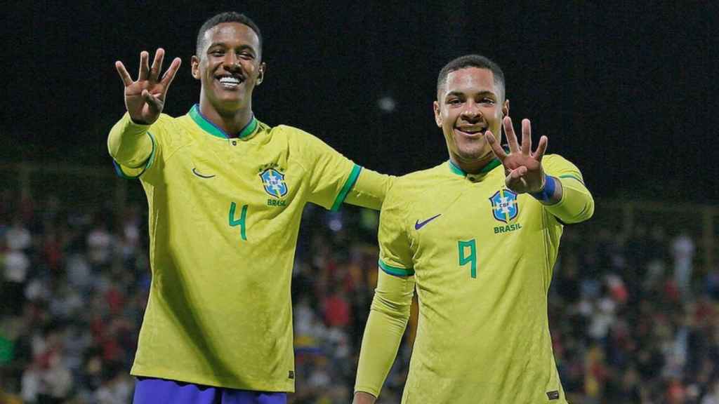 Robert Renan y Vitor Roque celebran un gol con Brasil en el Sudamericano sub20 de 2023