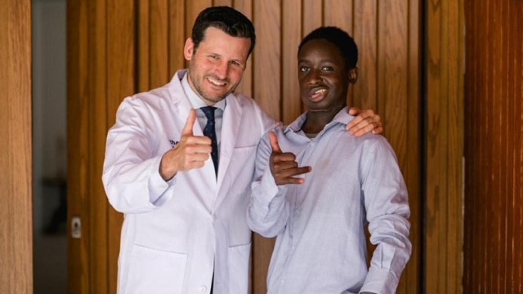 El doctor Ignacio Solís junto a Mamadou Seydou tras la intervención.