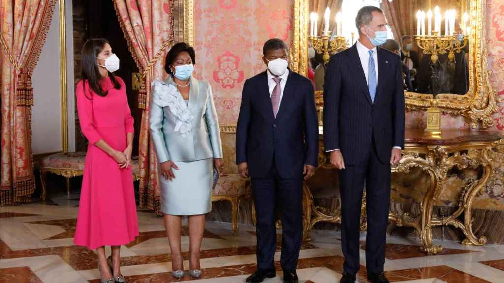 Los Reyes junto a la pareja presidencial de Angola en su última visita a España.
