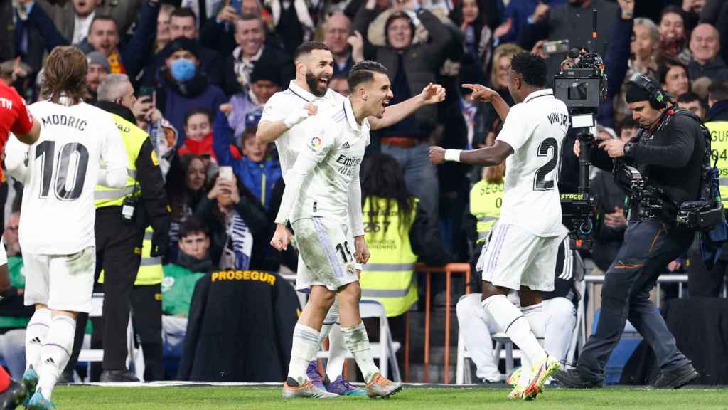 Benzema, Ceballos y Vinicius celebran un gol contra el Valencia