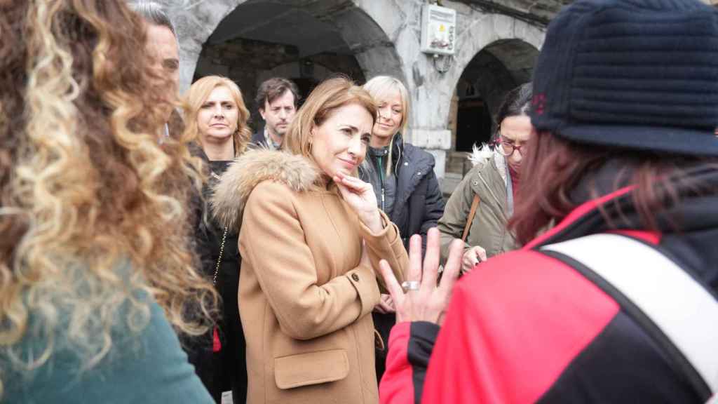 La ministra de Transportes, Raquel Sánchez, conversa con los vecinos de Castro Urdiales (Cantabria).
