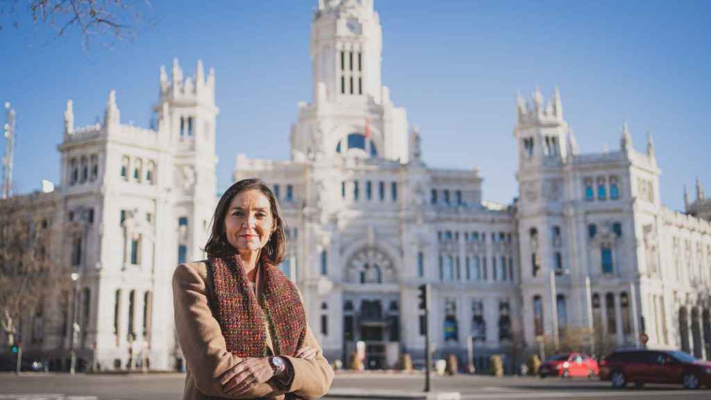 Reyes Maroto frente al Ayuntamiento de Madrid que espera gobernar tras las elecciones de mayo.