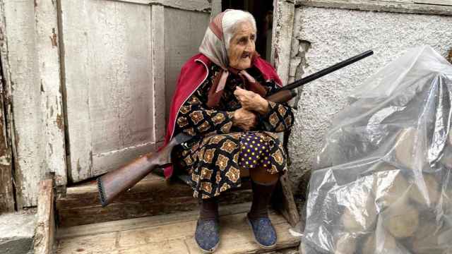 Una anciana sostiene un rifle en Stepanakert, capital de Nagorno Karabaj, controlada por la armenia República de Artsaj.