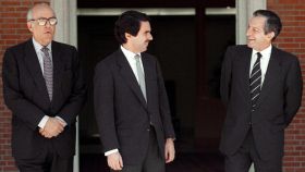 Los expresidentes Leopoldo Calvo-Sotelo, José María Aznar y Adolfo Suárez posan frente al palacio de la Moncloa por el 20 aniversario de las primeras elecciones democráticas, en 1997.
