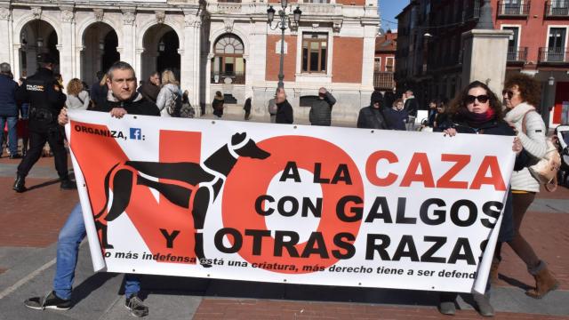 Imagen de dos manifestantes en Valladolid