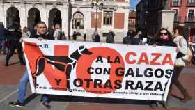 Imagen de dos manifestantes en Valladolid