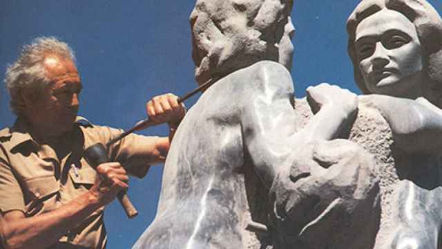 Santiago de Santiago esculpiendo una de sus obras. Foto: web oficial del artista